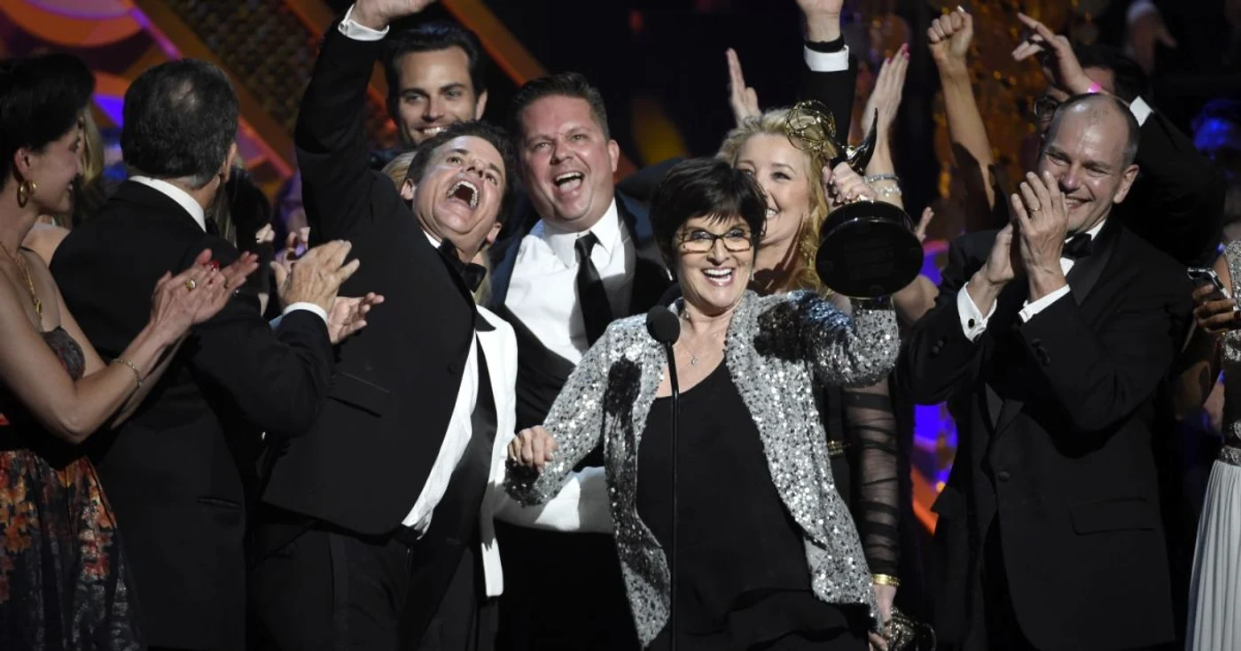 Actorii
din serialele „Zile din viaţa noastră“ şi „Tânăr şi
neliniştit“ au acceptat împreună premiul pentru „cel mai bun
serial dramatic“ FOTO AP