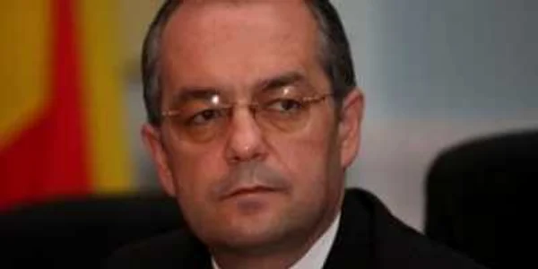 Timişoara: VIDEO Maşina lui Boc, atacată cu ouă