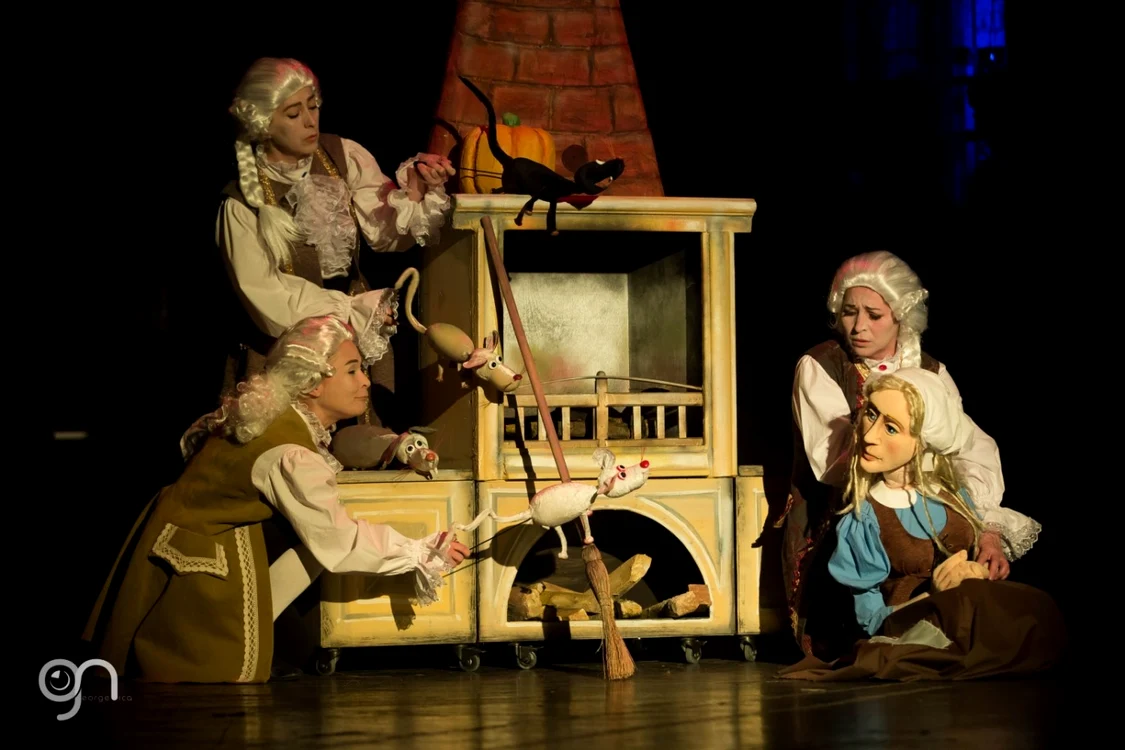 Imagine din spectacolul Cenuşăreasa SURSA FOTO Teatrul de Păpuşi Gulliver