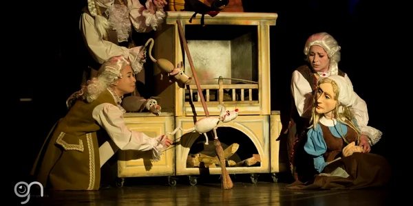 Imagine din spectacolul Cenuşăreasa SURSA FOTO Teatrul de Păpuşi Gulliver