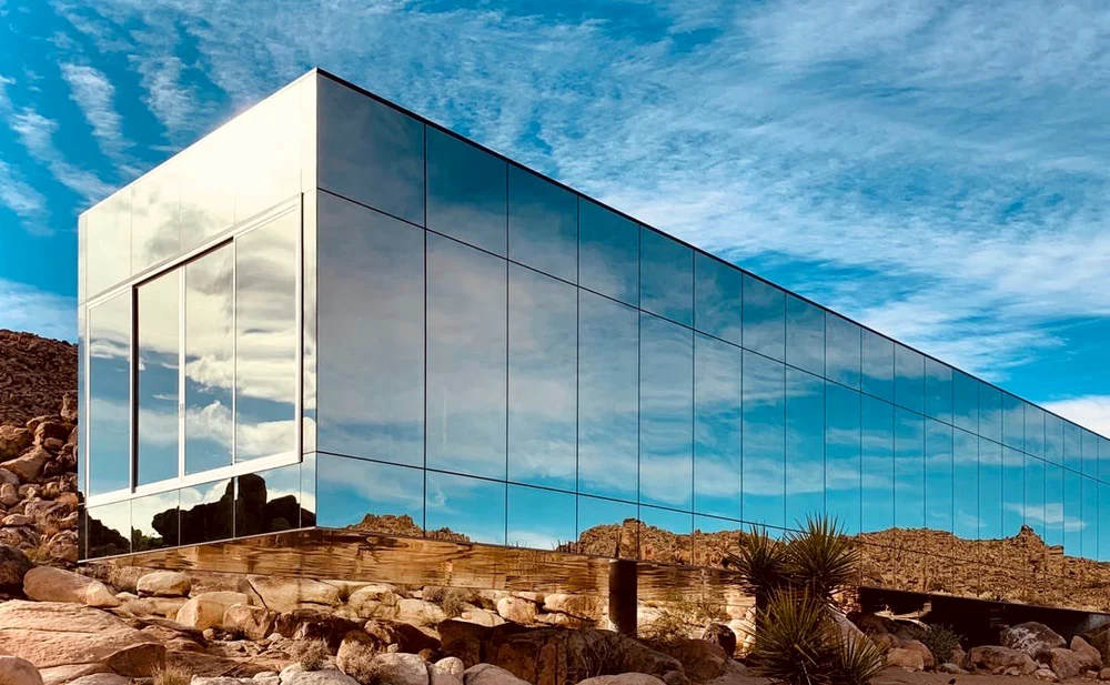 „Invisible House”, o vilă spectaculoasă cu pereți acoperiți cu oglinzi FOTO: X