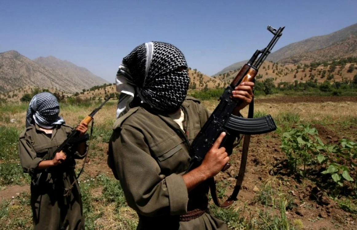 Un asirian care luptă în forţele kurde din Siria a decapitat un membru ISIS