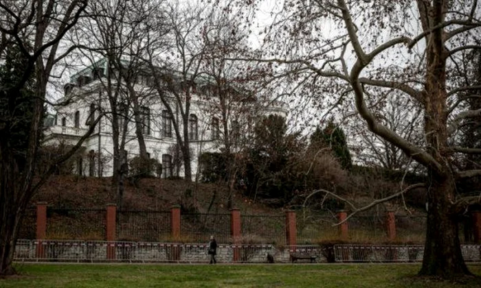 Ambasada Rusiei la Praga, golită de presupuşi spioni  Peste 120 de diplomaţi s au întors la Moscova jpeg