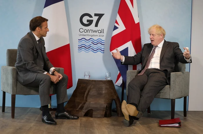 2 emmanuel macron vs boris johnson un clovn 2 jpg jpeg