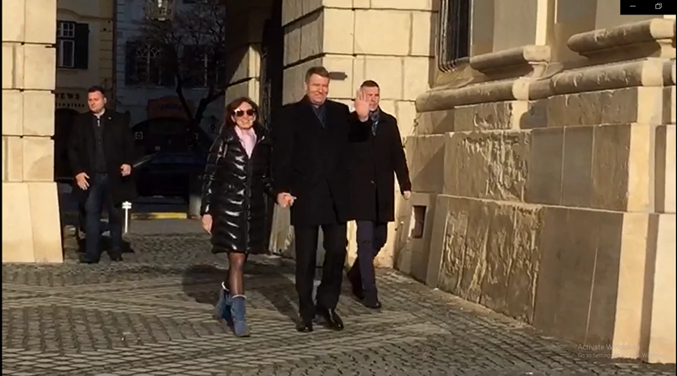 
    Klaus şi Carmen Iohannis au participat la slujba de Crăciun de la Sibiuforo: News.ro  