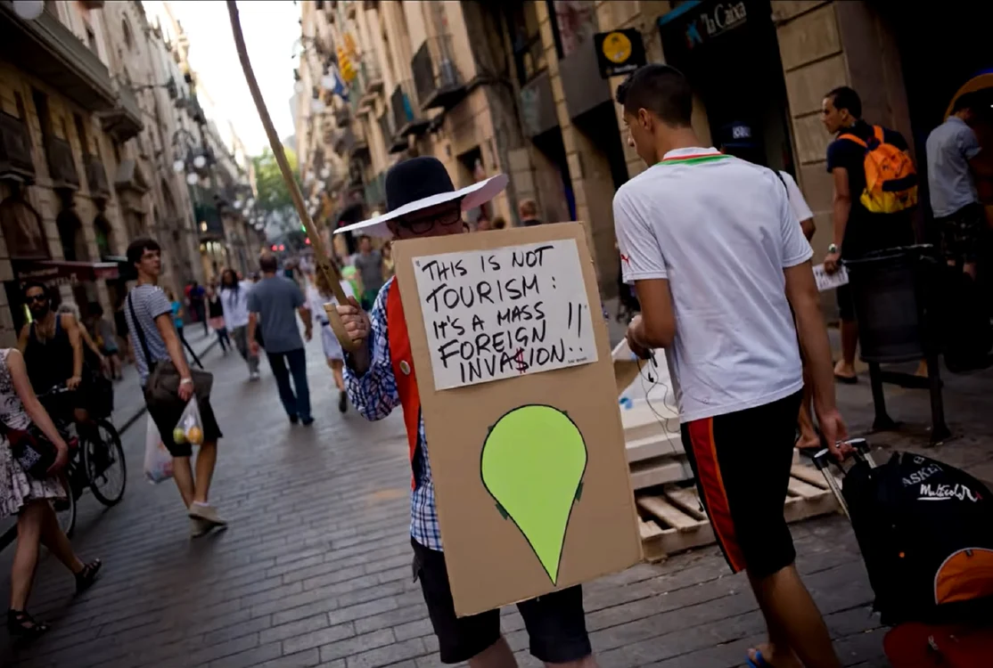 Efectele turismului excesiv Sursă YouTube Responsible Tourism