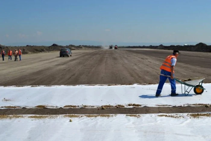 La pista Aeroportului se munceşte de zor. FOTOAdevărul.