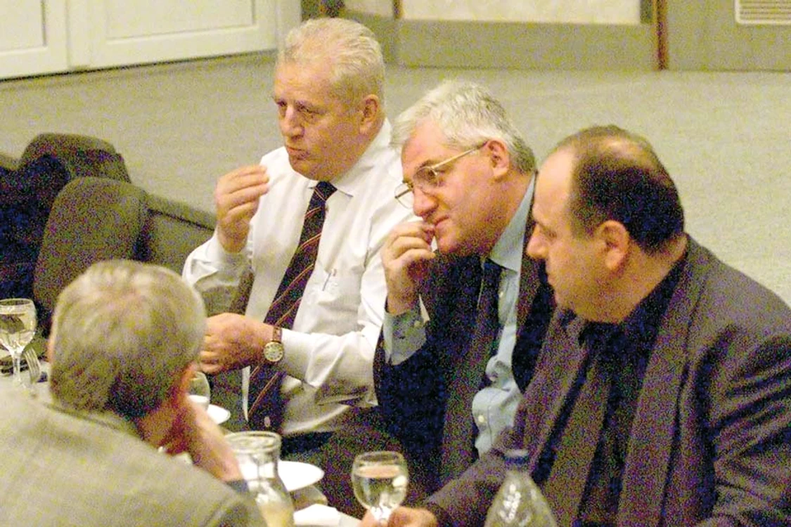 
    Jean Pădureanu, alături  de doi dintre prietenii săi  apropiaţi, Dumitru  Dragomir şi Gheorghe Ştefan (Foto: Mediafax)  