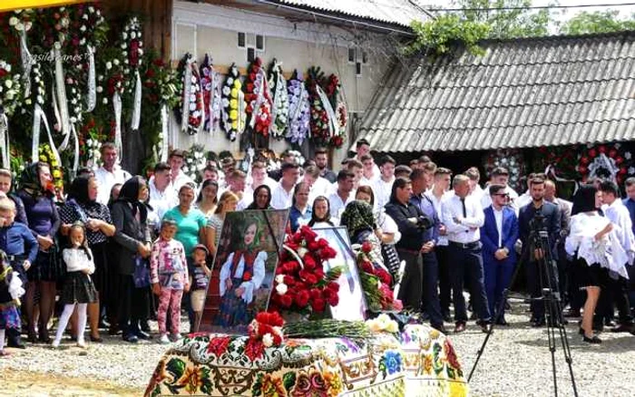 Peste 1.000 de oameni la înormântarea Mădălinei FOTO Facebook.com/Vasile Ioanes