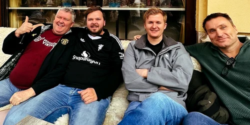 Fanii lui Manchester United, în Centrul Vechi. Foto MUFC