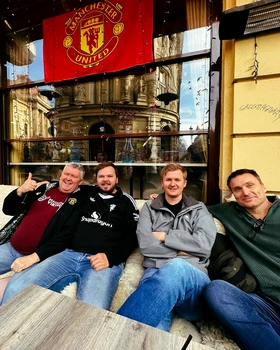 Fanii lui Manchester United, în Centrul Vechi. Foto MUFC