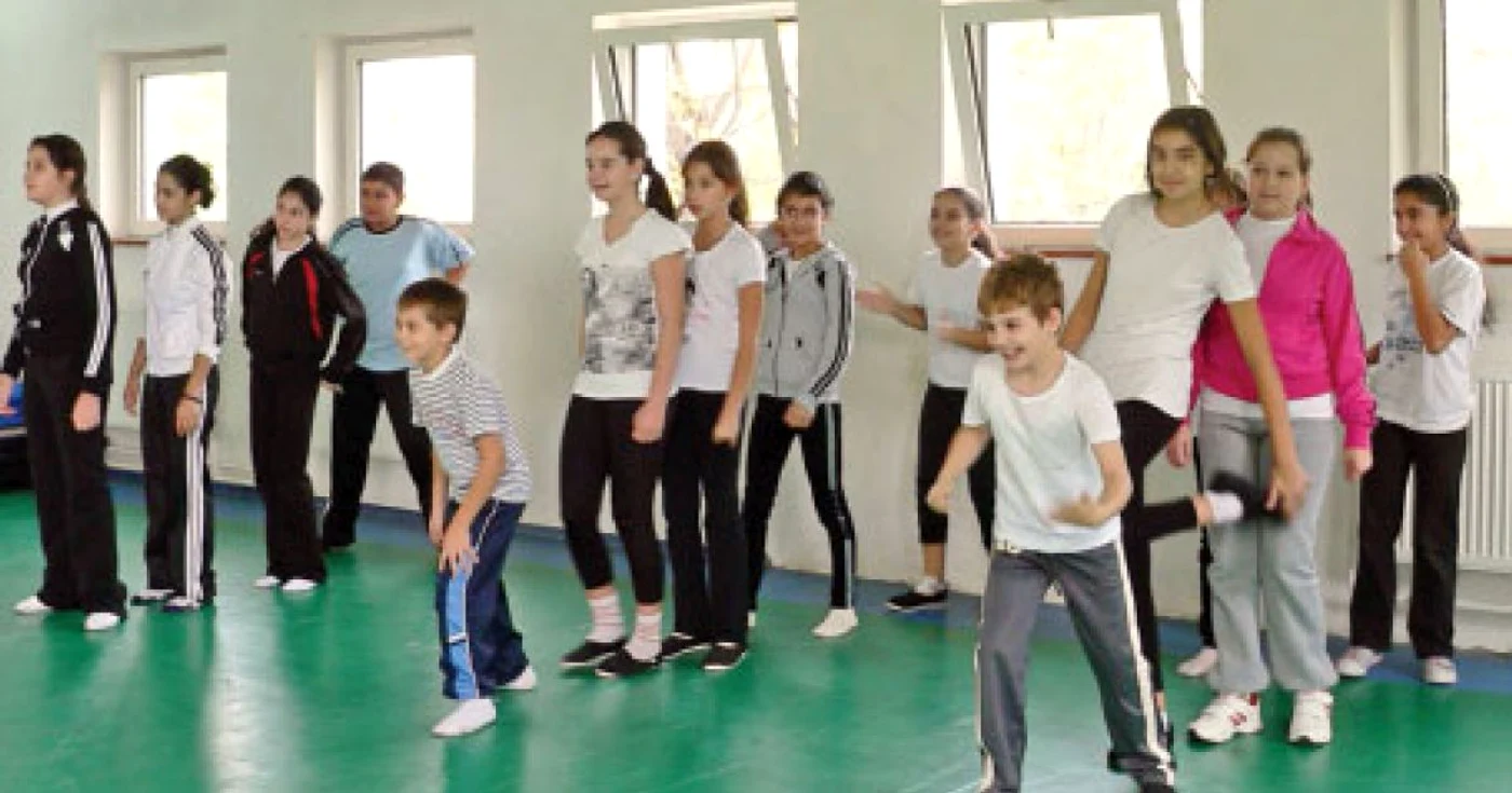 Elevii de clasa a V-a (Şcoala nr. 135, Bucureşti) se pregătesc de ştafetă