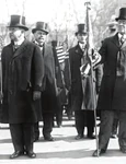 Președintele SUA, Woodrow Wilson (centru), vicepreședintele american Thomas Marshall (la stânga lui Wilson). Paris, martie 1919