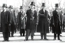 Președintele SUA, Woodrow Wilson (centru), vicepreședintele american Thomas Marshall (la stânga lui Wilson). Paris, martie 1919