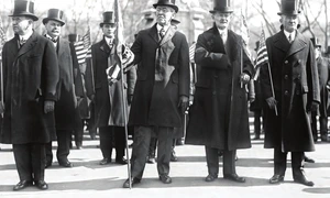 Președintele SUA, Woodrow Wilson (centru), vicepreședintele american Thomas Marshall (la stânga lui Wilson). Paris, martie 1919