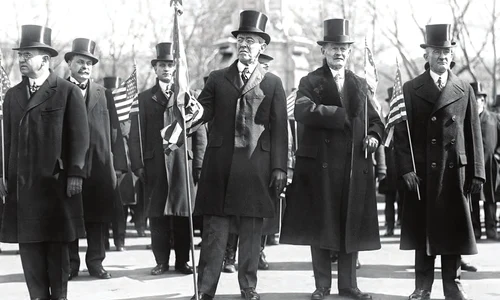 Președintele SUA, Woodrow Wilson (centru), vicepreședintele american Thomas Marshall (la stânga lui Wilson). Paris, martie 1919