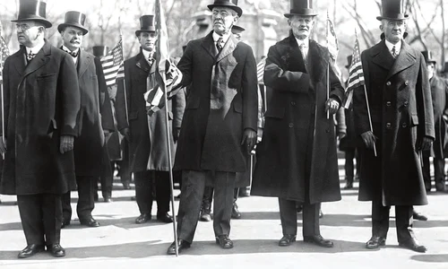 Președintele SUA, Woodrow Wilson (centru), vicepreședintele american Thomas Marshall (la stânga lui Wilson). Paris, martie 1919