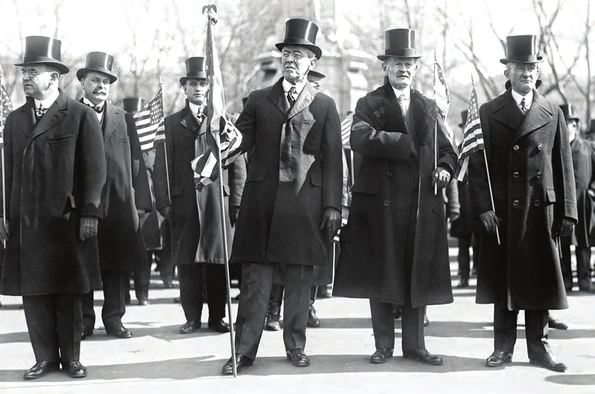 Președintele SUA, Woodrow Wilson (centru), vicepreședintele american Thomas Marshall (la stânga lui Wilson). Paris, martie 1919