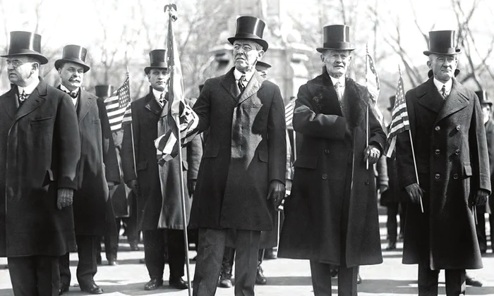 Președintele SUA, Woodrow Wilson (centru), vicepreședintele american Thomas Marshall (la stânga lui Wilson). Paris, martie 1919