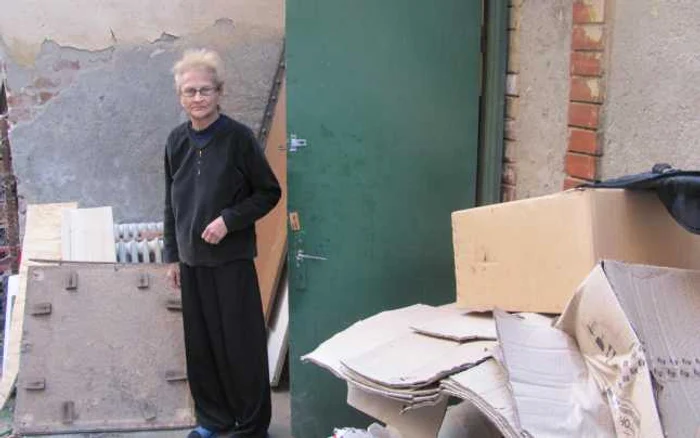 Zoia Spiegel la intrarea în cămăruţa din curtea sinagogii din Fabric