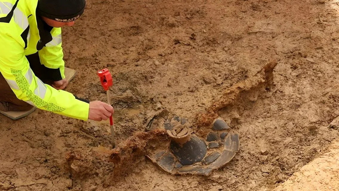 Arheologii cercetează înmormântarea războinicului celt, lângă Bad Camberg (© prof. Dr. Udo Recker / Landesamt für Denkmalpflege Hessen)