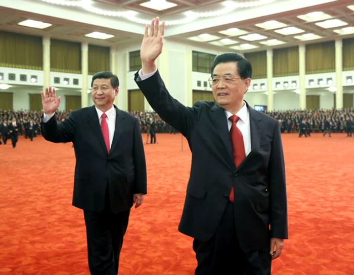 Foto: Hú Jǐntāo (dreapta) și Xi Jinping salută delegații celui de-al 18-lea Congres Național al PCC