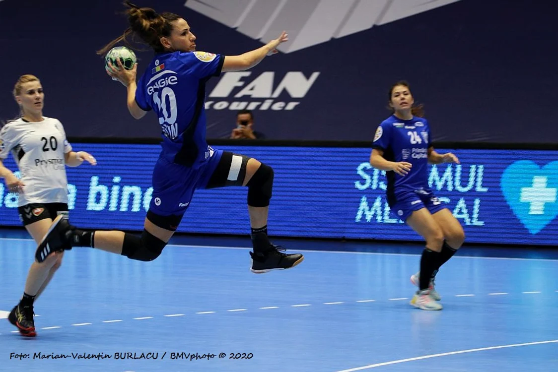 
    Carmen Martin a marcat un gol în „sfertul” cu CSM SlatinaFoto: Marian Burlacu  