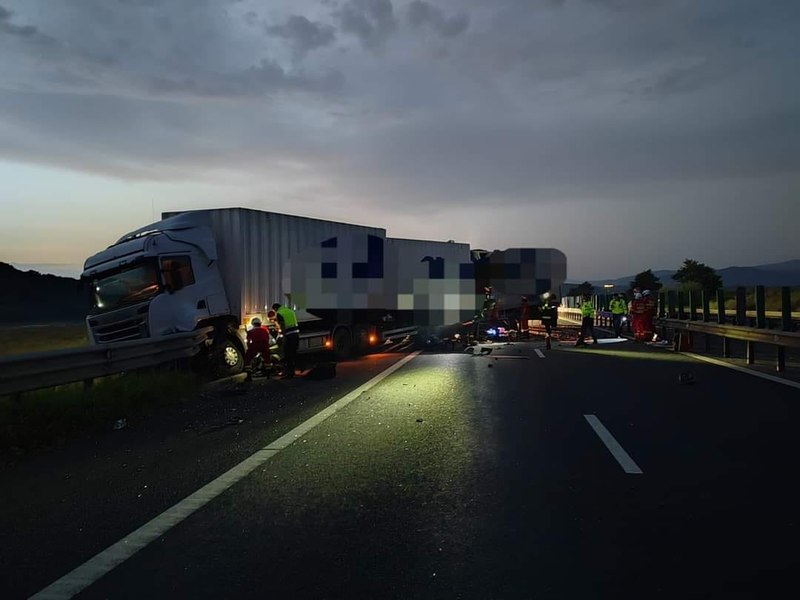 Un șofer a murit în urma unei coliziuni între două TIR-uri, pe A1 Sibiu - Deva