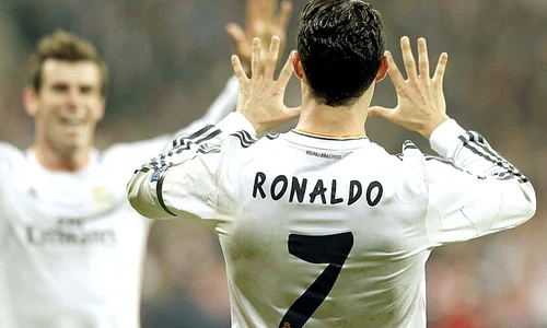 Ronaldo a marcat două  goluri în meciul cu  Bayern, de la Munchen,  după care a gesticulat  bucuros cu palmele (Fotografii: Reuters) jpeg