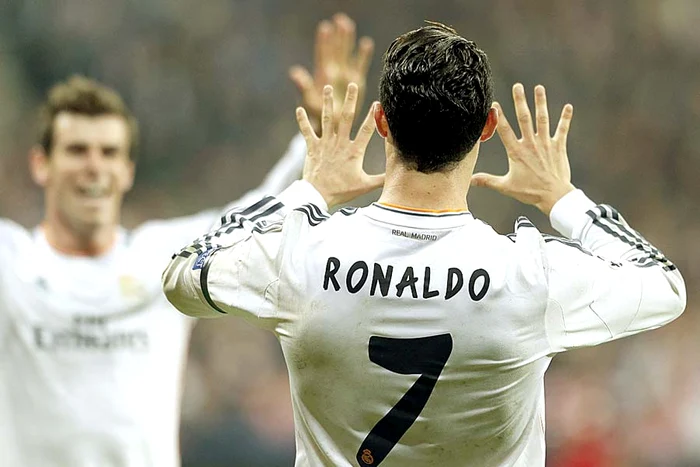 Ronaldo a marcat două  goluri în meciul cu  Bayern, de la Munchen,  după care a gesticulat  bucuros cu palmele (Fotografii: Reuters)