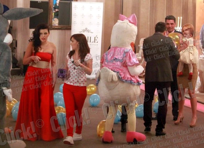 Marcel Toader şi iubita lui, Mirela, la tăierea moţului Rianei. (Foto: Roberto Sălceanu)