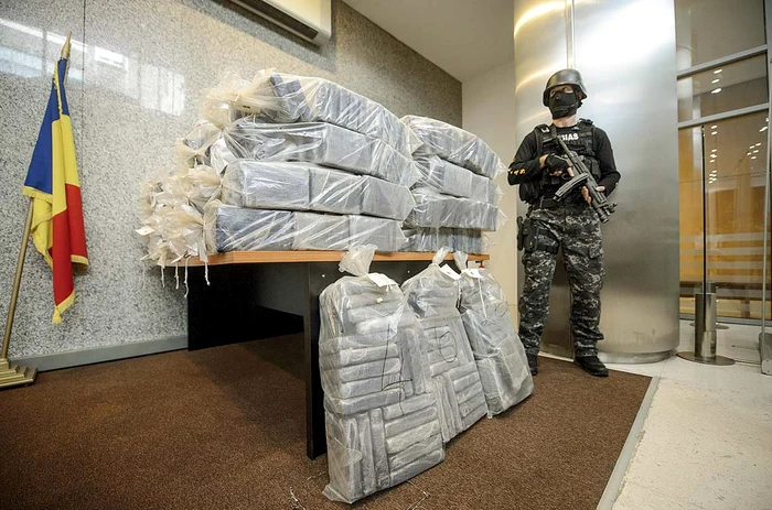 
    Aproximativ o tonă  din cantitatea de  droguri a fost  adusă pentru  a fi analizată în  laboratorul  Poliţiei Române   