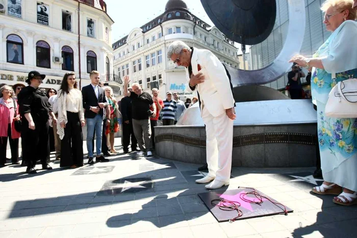 Actorii Alexandru Arşinel şi Ion Dichiseanu au primit câte ostea pe Walk of Fame - Aleea Celebrităţilor, iar regretatului Sergiu Nicolaescuîi este oferită postum o stea, în Piaţa Timpului din Bucureşti. FOTO DorinConstanda