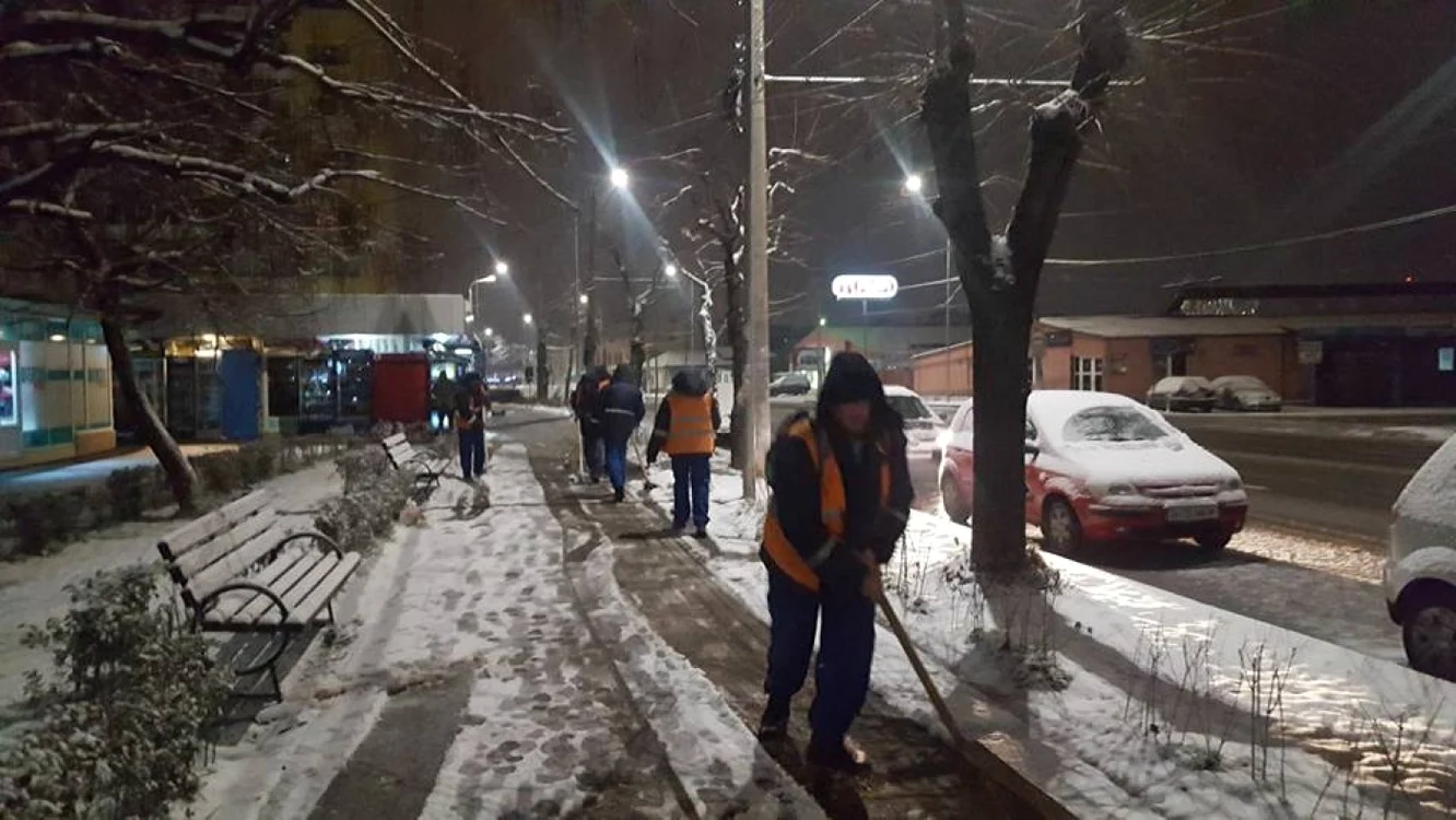 Angajaţii Primăriei au acţionat în zona unităţilor de învăţământ, dar şi pentru curăţarea trotuarelor şi a trecerilor de pietoni, vizate fiind atât cartierele, cât şi zona centrală