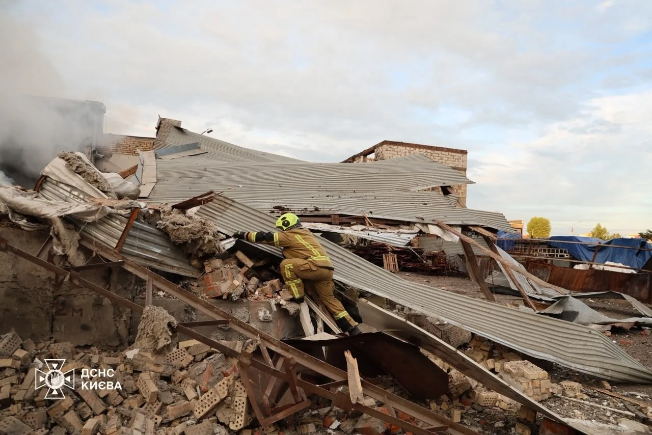 Alertele de raid aerian au răsunat din nou în Kiev pe timpul nopții, după un amplu atac rusesc. Sunt 11 răniți, printre care și un copil