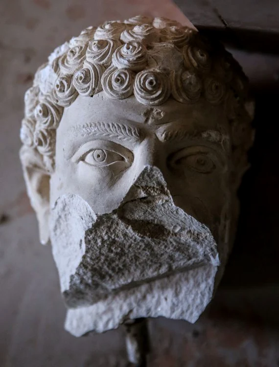 Sculptură din colecţia Muzeului Naţional al Palmirei,  distrusă de ISIS