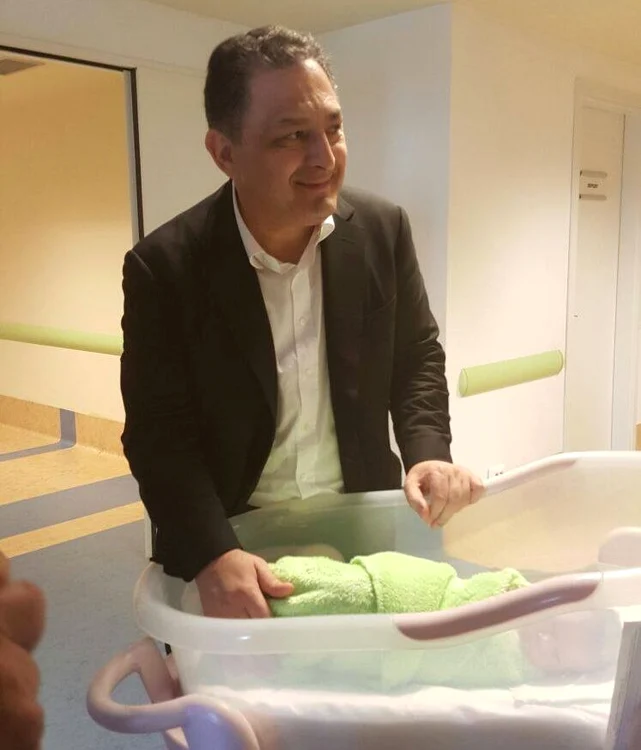 
    Bebeluşul Oanei Mizil: Marian Vanghelia a fost foarte emoţionat când şi-a cunoscut fiicaFoto: Arhiva personală  