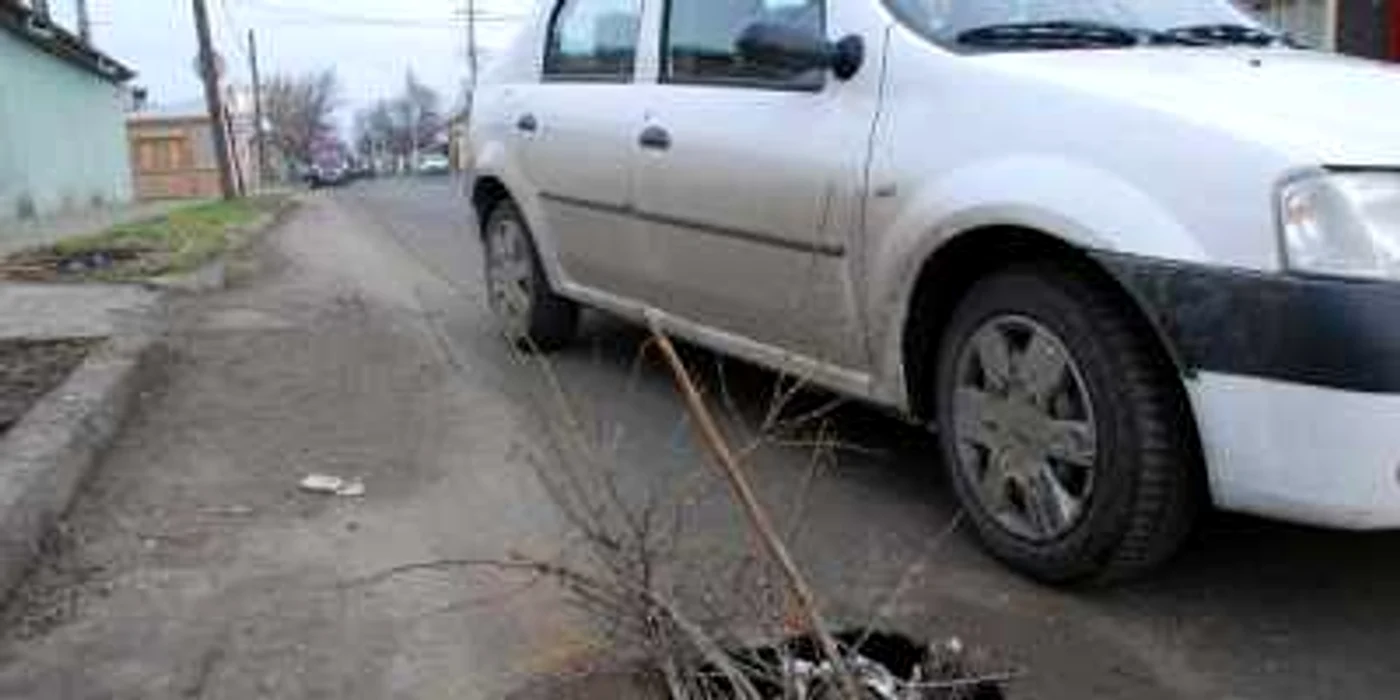În gropile ivite după topirea zăpezilor se rup roţile maşinilor şi nu numai