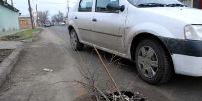 În gropile ivite după topirea zăpezilor se rup roţile maşinilor şi nu numai