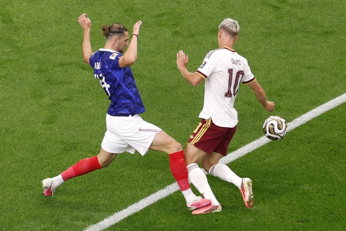 Rabiot l-a călcat pe Olmo și a văzut cartonașul galben (Foto: EPAImages)