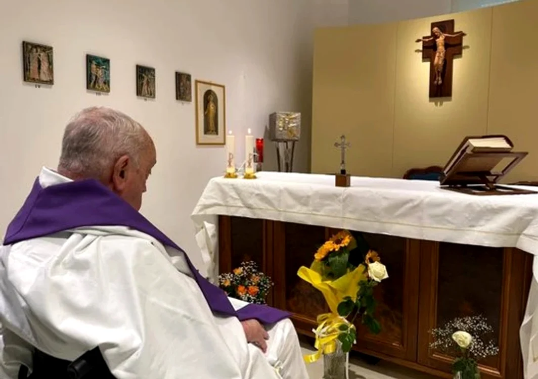 Papa în timp ce se ruga într-o capelă din spital Foto: Holy See Press Office
