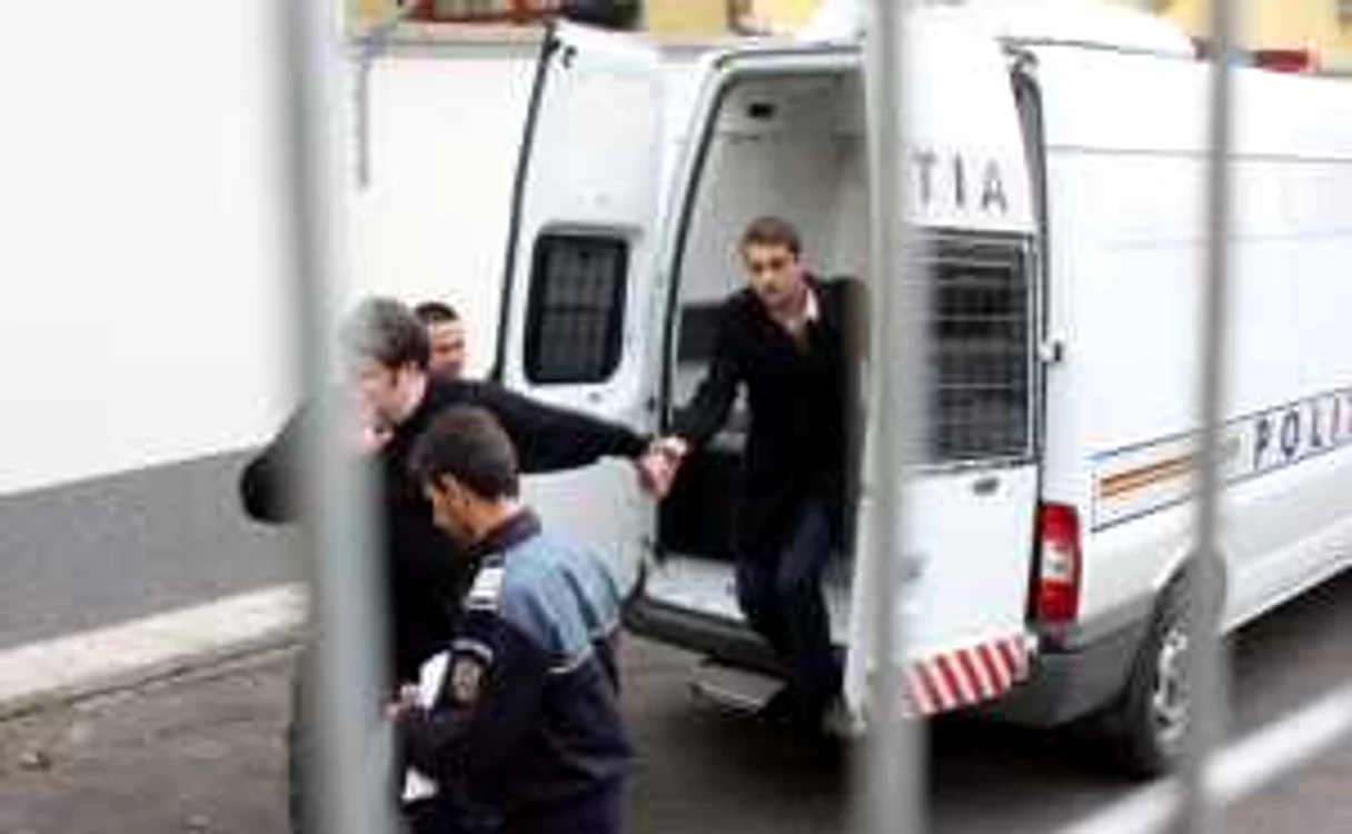 Tinerii au furat în perioada 2005-2007 peste un milion de dolari din conturile americanilor 