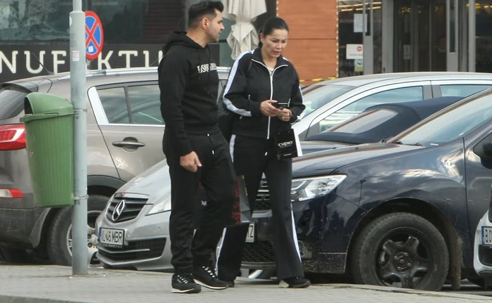 
    Brigitte şi Florin Pastramă s-au dus la mall ca să-şi cumpere cafea de fiţeFoto: Mihai Ionescu  