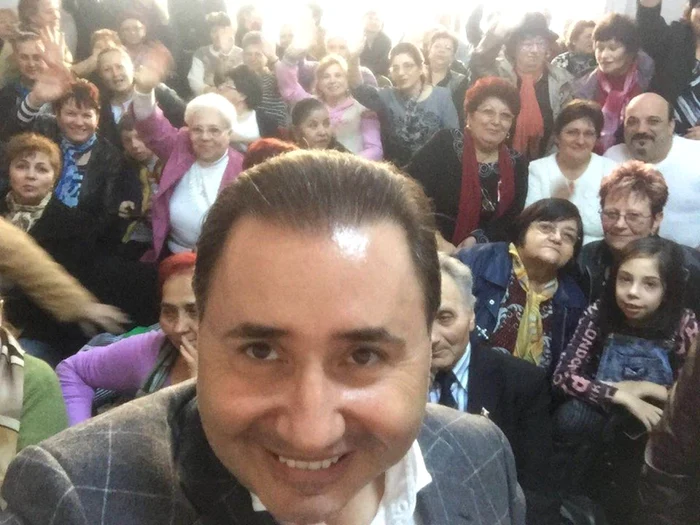 După ce marţi deputatul făcea poze cu alegătoarele, Cristian Rizea este acuzat miercuri de trafic de influenţă FOTO Facebook