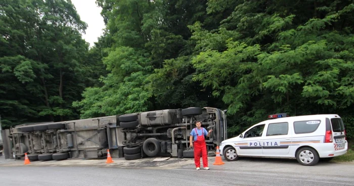 Camionul s-a răsturnat în curba periculoasă. FOTO: Daniel Guţă. ADEVĂRUL.