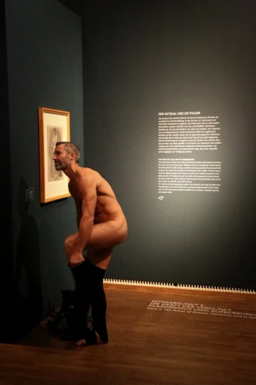 barbat gol muzeu, exhibitionist Viena, expozitia Nude Man