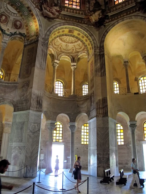 Interior Basilica San Vitale. SURSA wikipedia.com