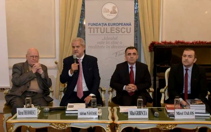 Răzvan Theodorescu, Adrian Năstase, Mihai Gribincea şi Mirel Taloş, la lansarea albumului „Historia Transylvaniae. Transilvania în cinci secole de cartografie“ FOTO: Mihai Cratofil