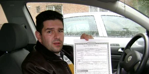 Tânărul ne arată asigurarea conform căreia plăteşte chiar şi apa de conductă şi refulare