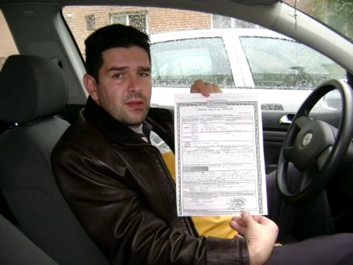 Tânărul ne arată asigurarea conform căreia plăteşte chiar şi apa de conductă şi refulare
